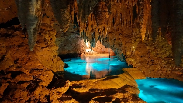 Okinawa | Gyokusendo Cavethere una bella grotta illuminata — Prefettura di Okinawa