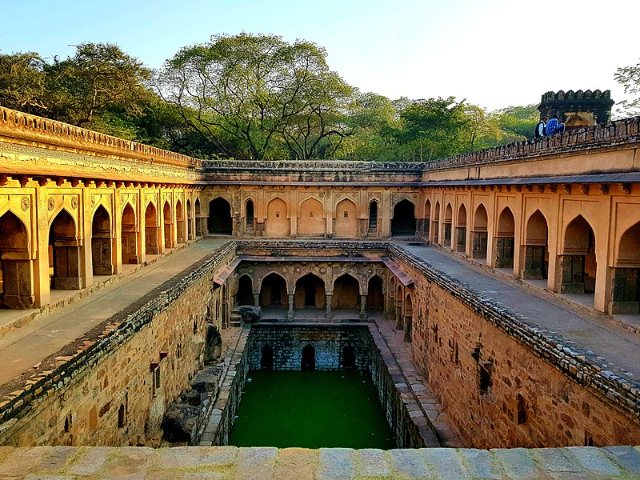 Rajon fuera de Baoli - New Delhi | Secret World Trip Planner