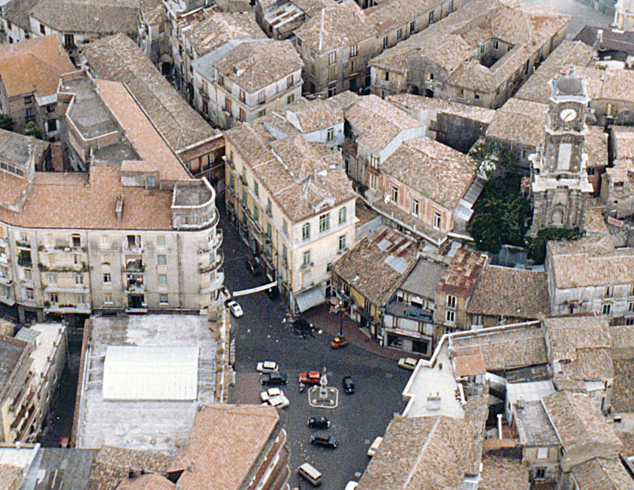 Amendola Vierkant - Avellino | Secret World Trip Planner