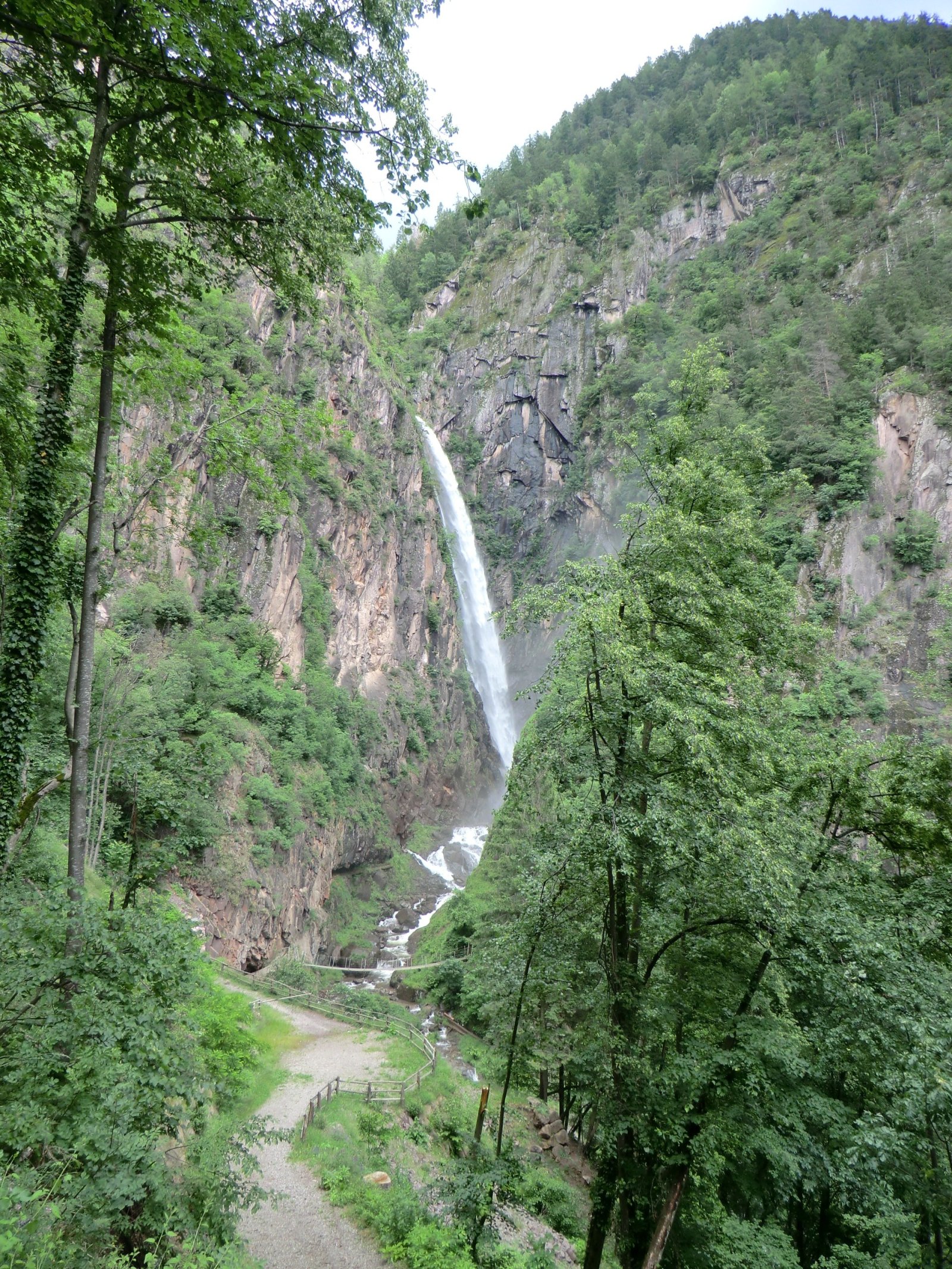 Dolomiten | Fragsburger Wasserfall oder Cascata del rio Sinigo - Merano | Secret World Trip Planner