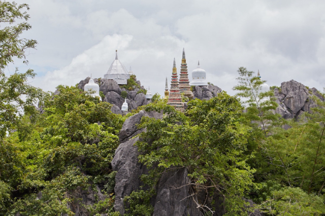 ワット・チャロエンプラキアット・プラチョームクラオ・ラーチャヌソーン寺院 - Wichet Nakhon | Secret World Trip Planner