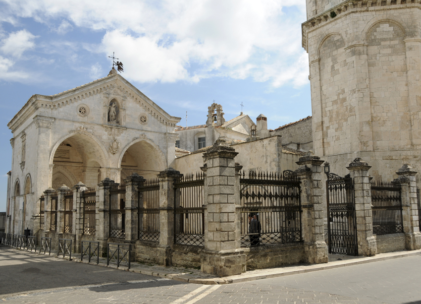 Het heiligdom van St Michael Archangel - Monte Sant'Angelo | Secret World Trip Planner