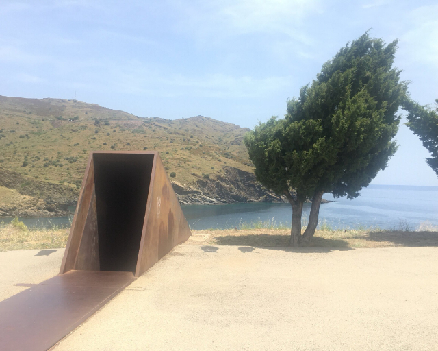 Pomnik Waltera Benjamina - Portbou | Secret World Trip Planner