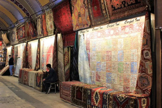 Die Teppiche von Istanbul - Piazza Beyazit | Secret World Trip Planner