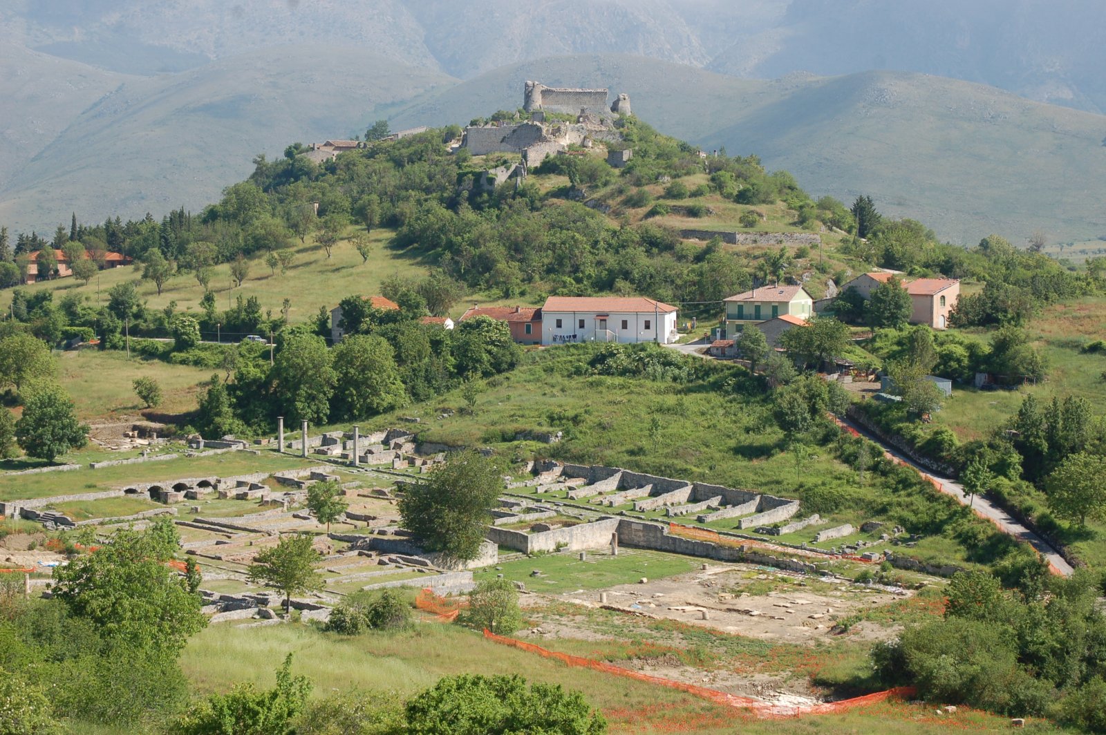 古代ローマの都市アルバ-フケンス(Alba Fucens) - 67050 Massa D'albe AQ | Secret World Trip Planner