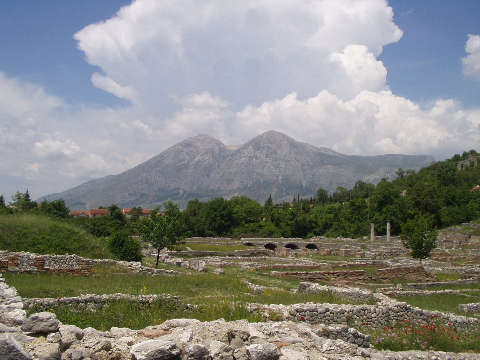 古代ローマの都市アルバ-フケンス(Alba Fucens) - 67050 Massa D'albe AQ | Secret World Trip Planner