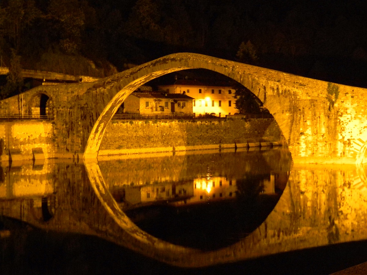 Ponte 'del Diavolo' or 'della Maddalena' bridge（デッラ・マッダレーナ橋）。 - Borgo a Mozzano | Secret World Trip Planner