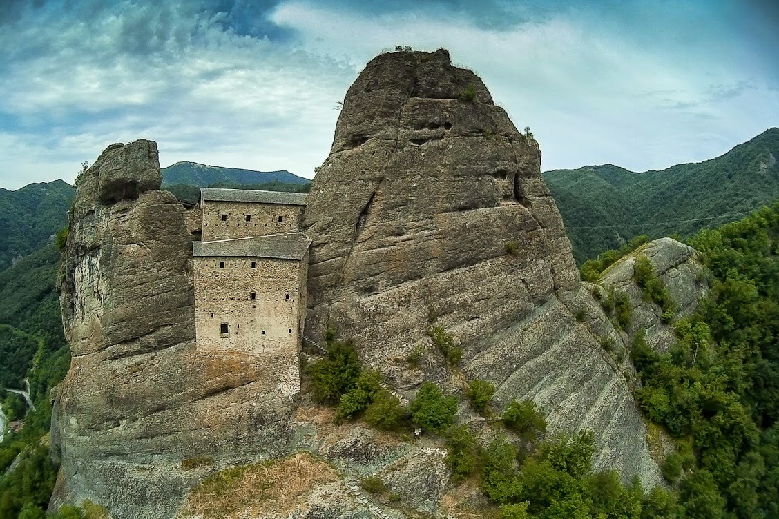 Val Vobbia | Burg aus Stein - Vobbia | Secret World Trip Planner