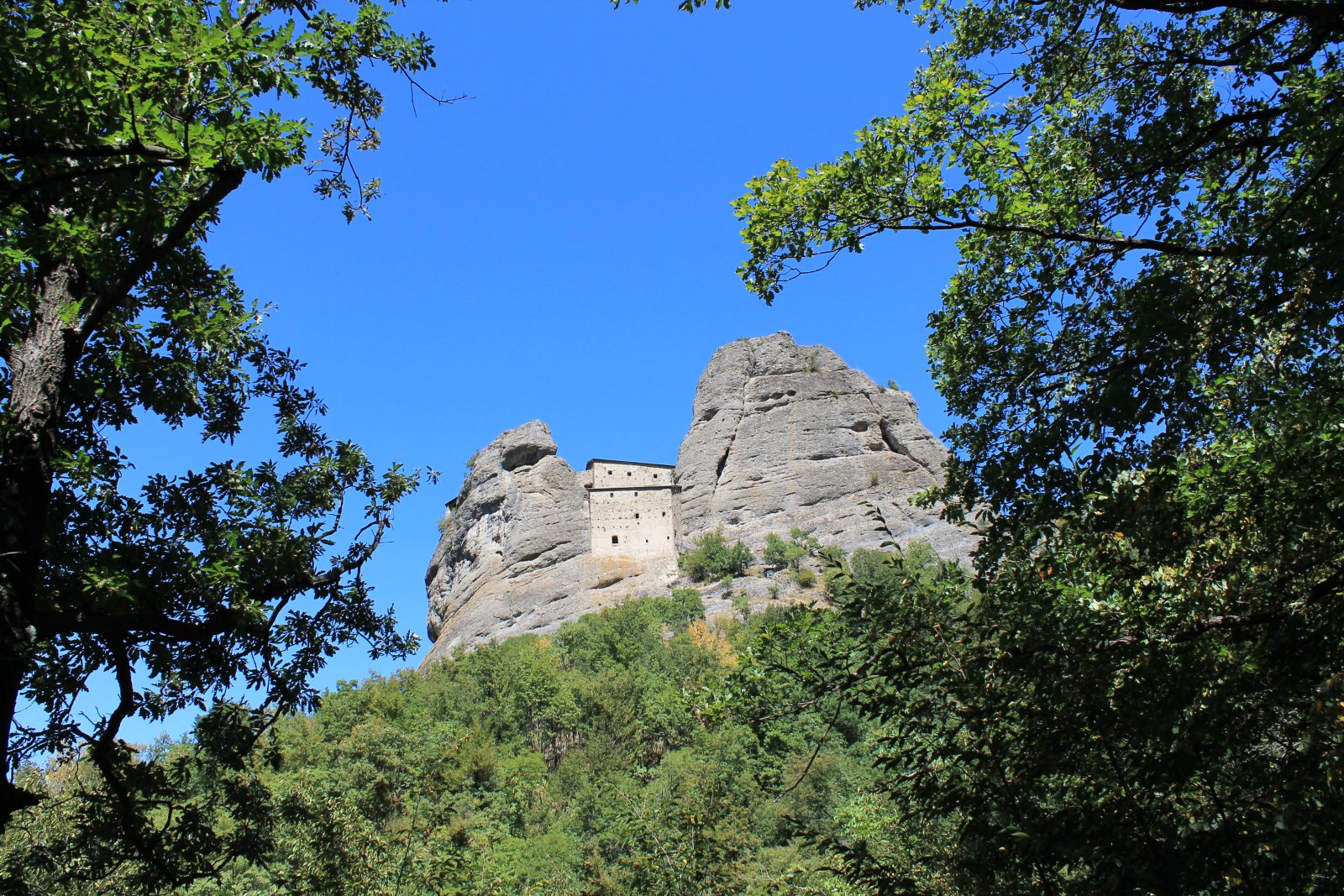 Val Vobbia | Burg aus Stein - Vobbia | Secret World Trip Planner