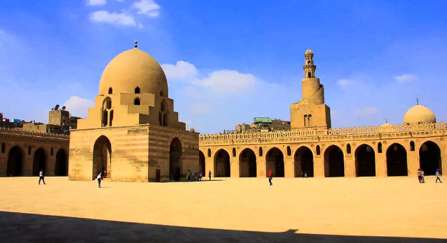 La mosquée d'Ibn Tulun, située au Caire, en Égypte, est l'une des plus anciennes et des meilleures. - Ibn Tulun Mosque | Secret World Trip Planner