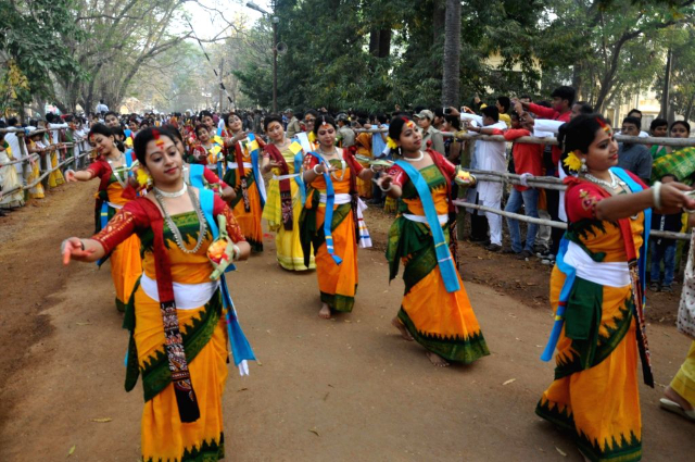 Basanta Utsav, la "fête du printemps - Santiniketan | Secret World Trip Planner