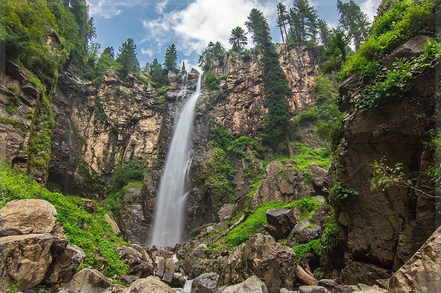 Chute d'eau de Dhani - Dhani | Secret World Trip Planner