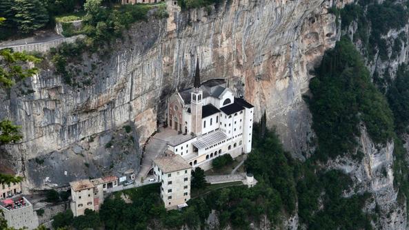 Het heiligdom van Madonna della Corona - Santuario della Madonna della Corona | Secret World Trip Planner