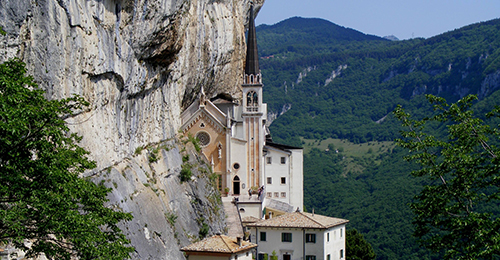 Het heiligdom van Madonna della Corona - Santuario della Madonna della Corona | Secret World Trip Planner