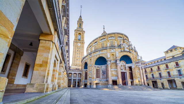 世界最大の楕円形の教会 - Gijón | Secret World Trip Planner