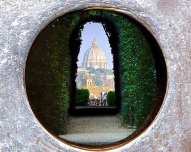 Petrus door het sleutelgat - Roma | Secret World Trip Planner