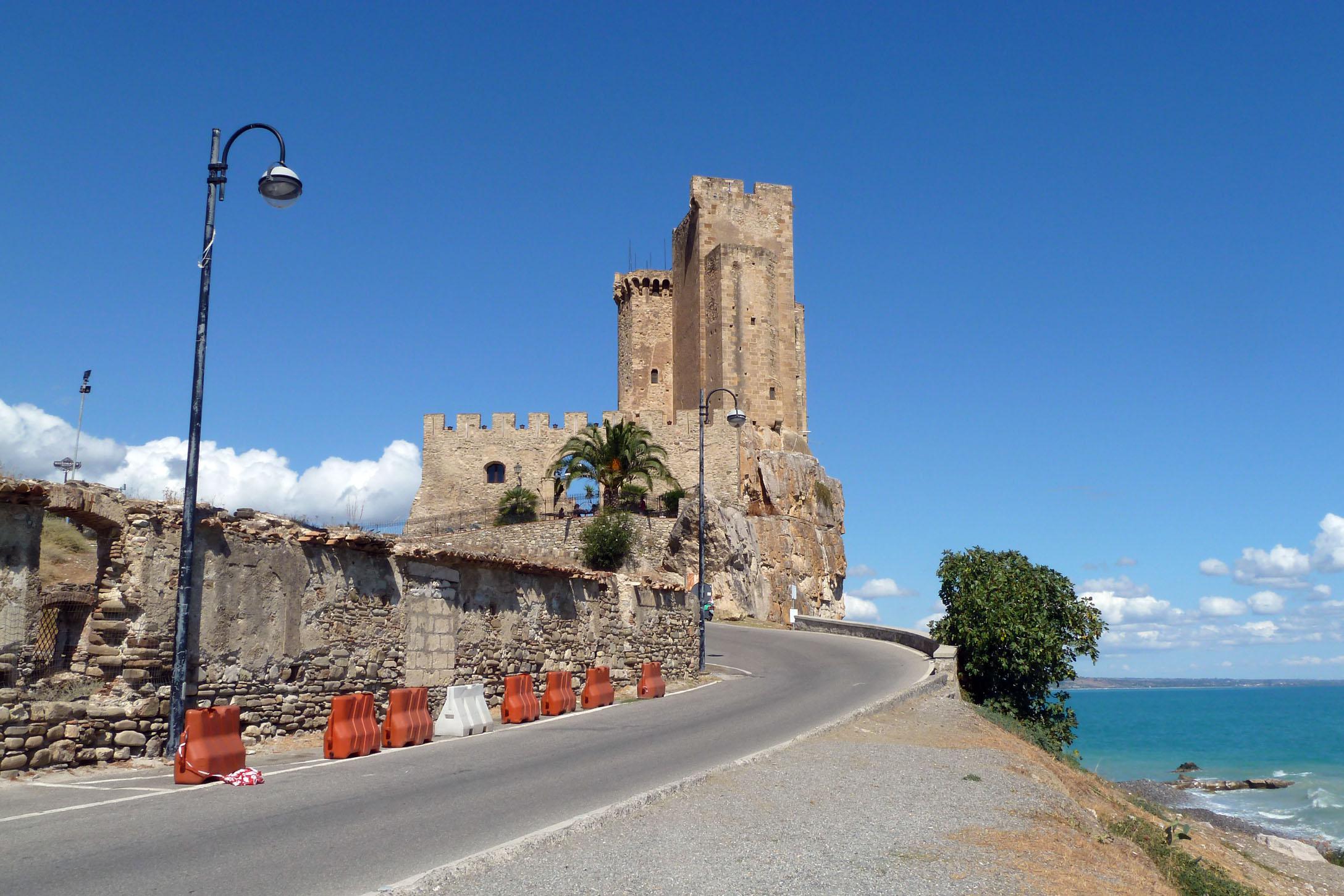 Castello Templare Federiciano - Roseto Capo Spulico | Secret World Trip Planner