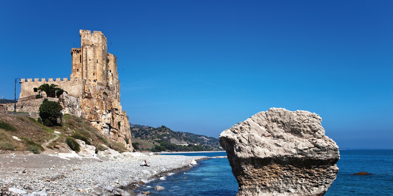 Castello Templare Federiciano - Roseto Capo Spulico | Secret World Trip Planner