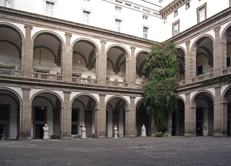 Casa del salvatore - cortile delle statue - Napoli | Secret World Trip Planner