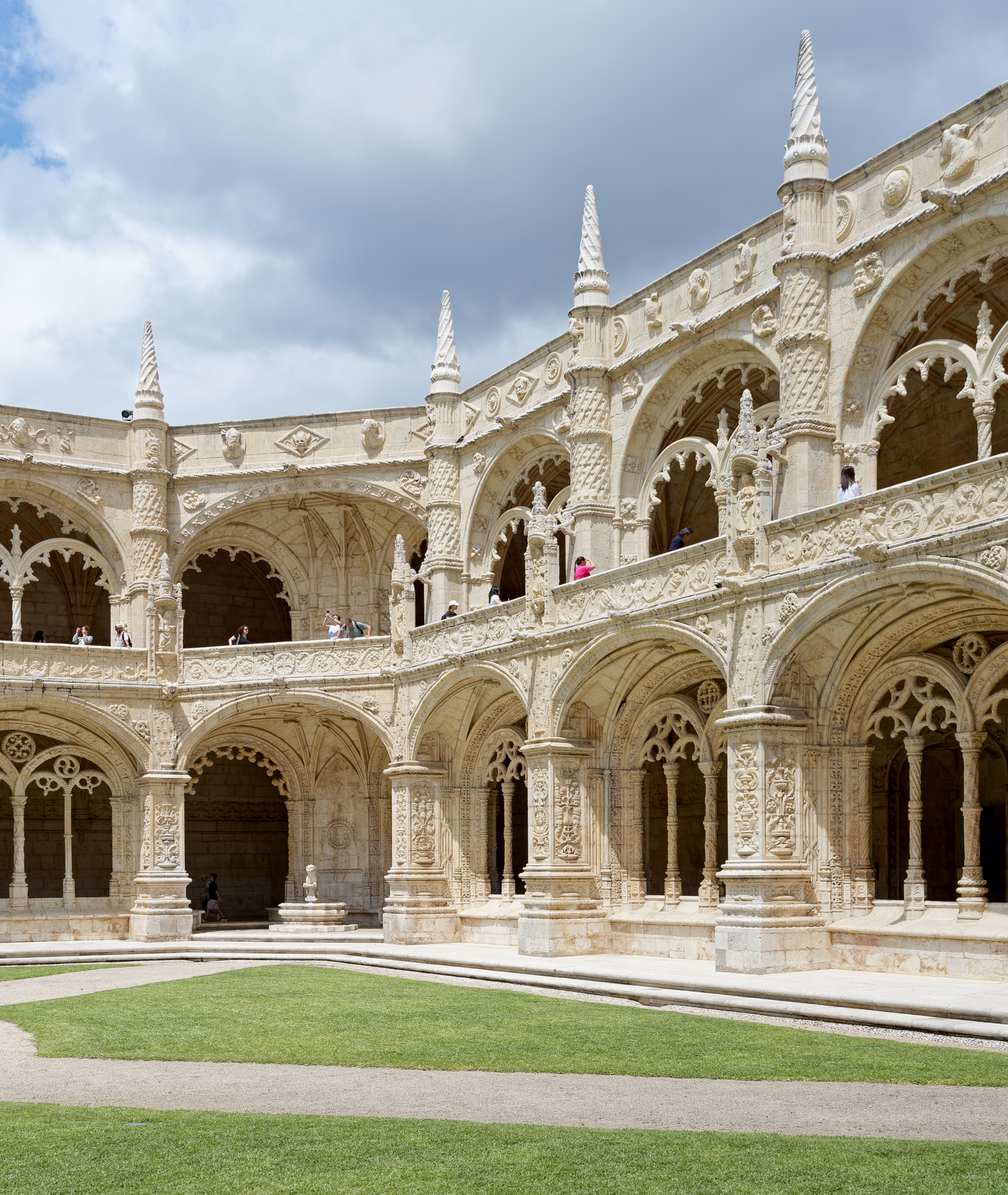 Монастырь Жеронимуш: Путешествие в историю Лиссабона - Praça do Império 1400-206 Lisboa | Secret World Trip Planner