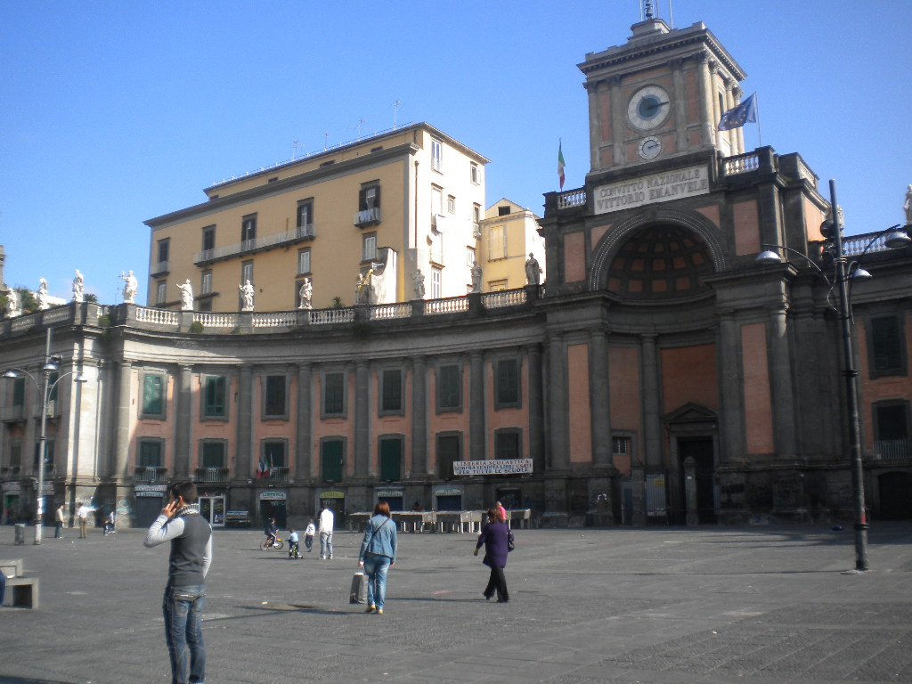 Il raro orologio che segue l'equazione del tempo - Napoli | Secret World Trip Planner