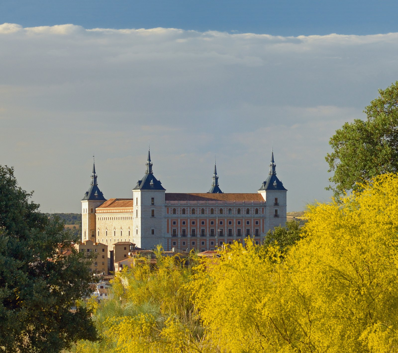从Alcazar del Mirador del Valle眺望远方。 - Toledo | Secret World Trip Planner