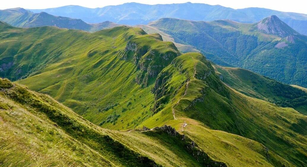 坎塔尔山脉是一组灭绝的,侵蚀的火山山峰。 — Alvernia