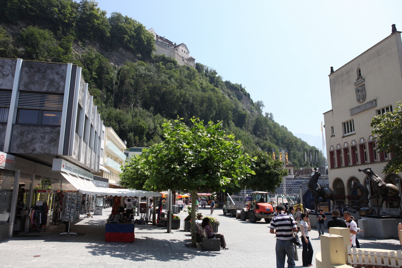 Schloss in Vaduz - Vaduz | Secret World Trip Planner
