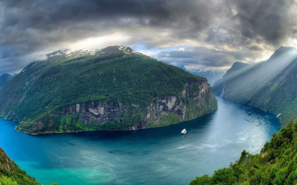ガイランゲルフィヨルドはノルウェーを代表する観光スポット — Geirangerfjord