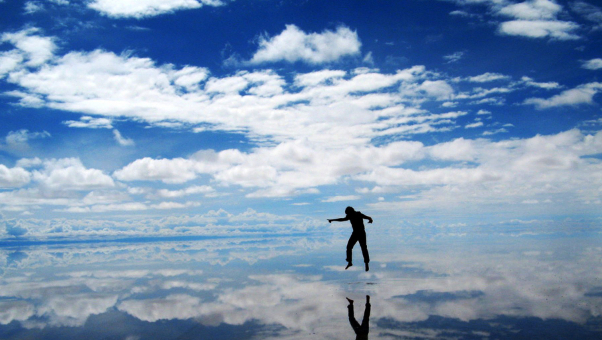 ウユニはアンデス山脈の標高3,656mに位置する。 — Uyuni