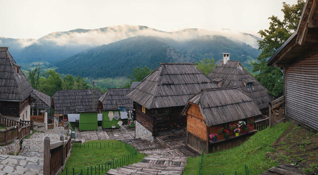 Прибрежная деревня: деревня Эмира Кустурицы - Mokra Gora | Secret World Trip Planner