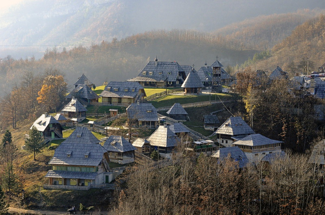 Прибрежная деревня: деревня Эмира Кустурицы - Mokra Gora | Secret World Trip Planner