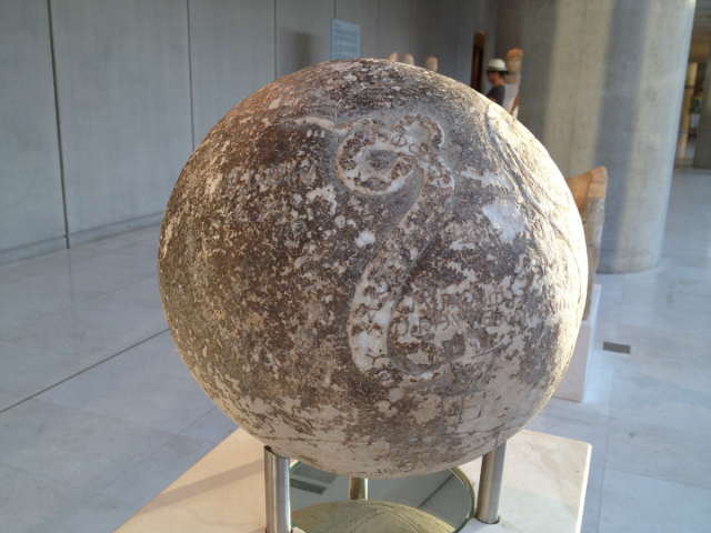 De mysterieuze marmeren bol van het theater van Dionysos - Athina | Secret World Trip Planner