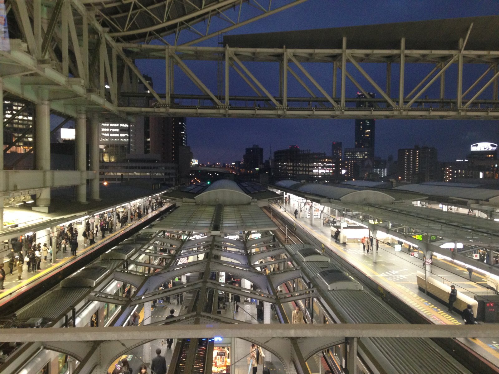 La ciudad de la estación de Osaka y el reloj de la fuente - Osaka | Secret World Trip Planner
