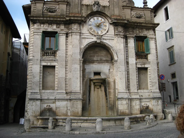 Fontana di Piazza del Mercato - Spoleto | Secret World Trip Planner