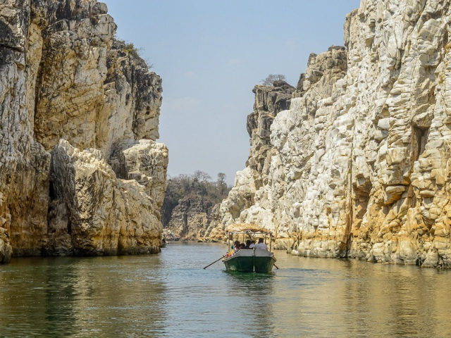 The marble rock gorges in Jabalpur - Bhedaghat | Secret World Trip Planner