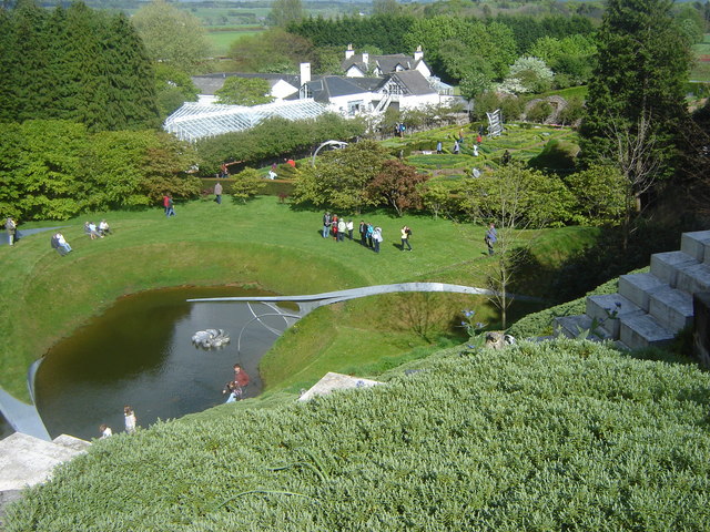 Dumfries: uma verdadeira beleza, o jardim da especulação cósmica - Holywood | Secret World Trip Planner