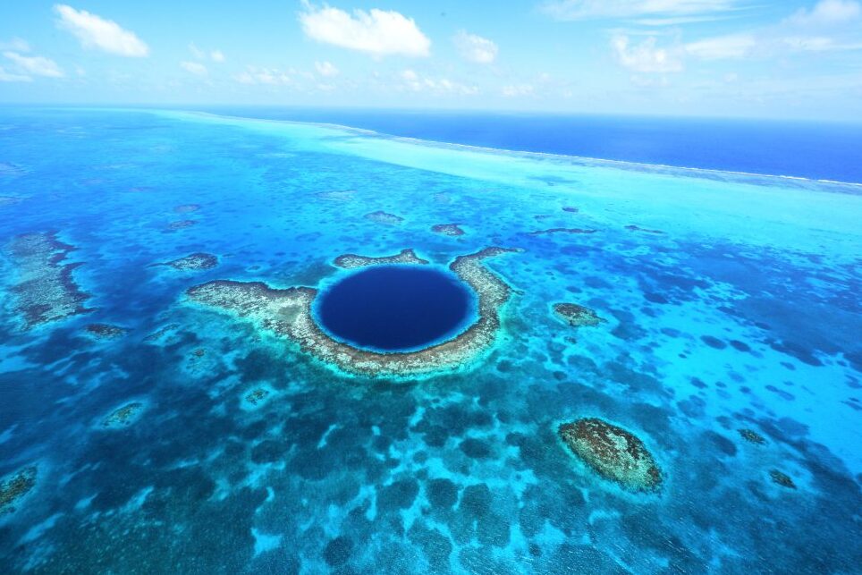 Grand trou bleu au cœur du récif du Phare — Belize City