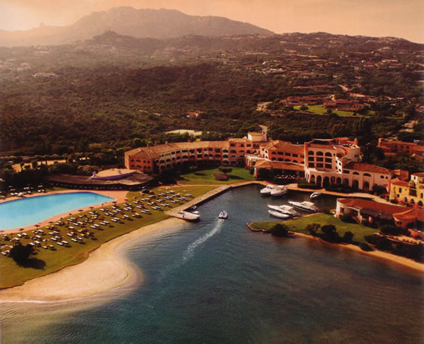Enseada da Raposa - Cala di Volpe | Secret World Trip Planner