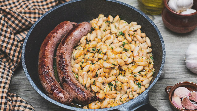 Botifarra amb Mongetes (salsiccia catalana con fagioli bianchi) - Girona | Secret World Trip Planner