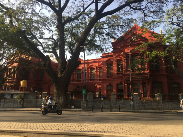 Майо Холл: Нарядное правительственное здание - Bengaluru | Secret World Trip Planner