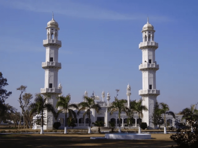 La mosquée du CMH - Jhelum | Secret World Trip Planner
