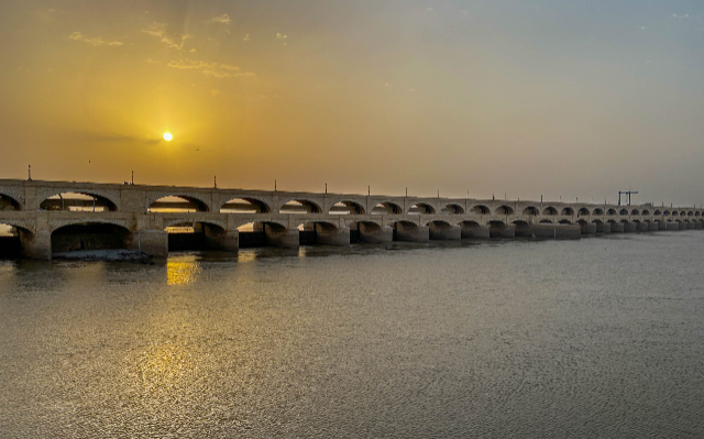 Sbarramento di Sukkur: Meraviglia ingegneristica dell'irrigazione pakistana - Sukkur | Secret World Trip Planner