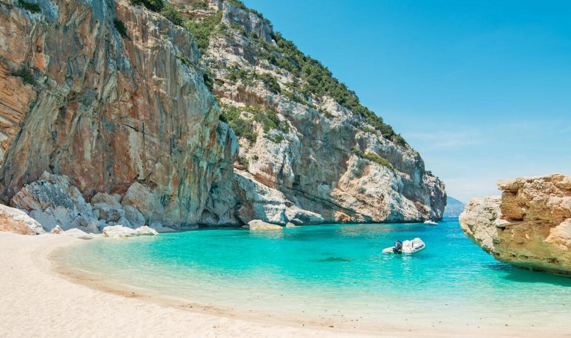 Sardinia: The beautiful beach of Ispuligedenie ( Cala Mariolu ) - Baunei | Secret World Trip Planner