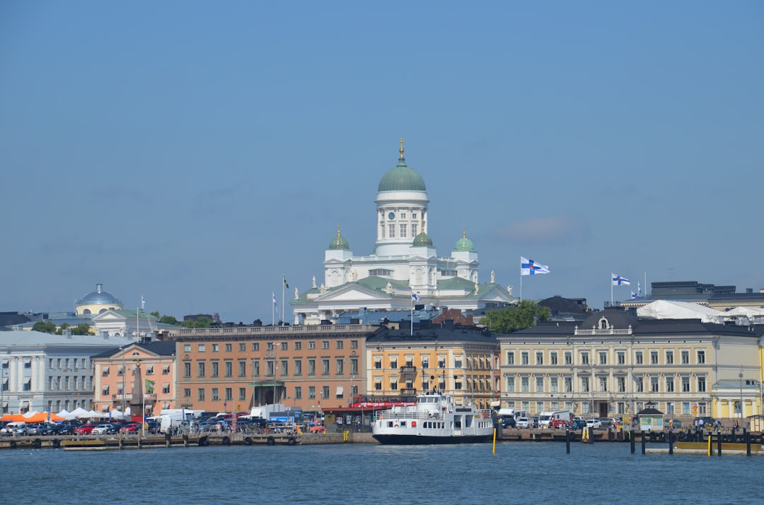 Piazza del Senato è una piazza davvero monumentale, collocata al centro della c - Helsinki | Secret World Trip Planner