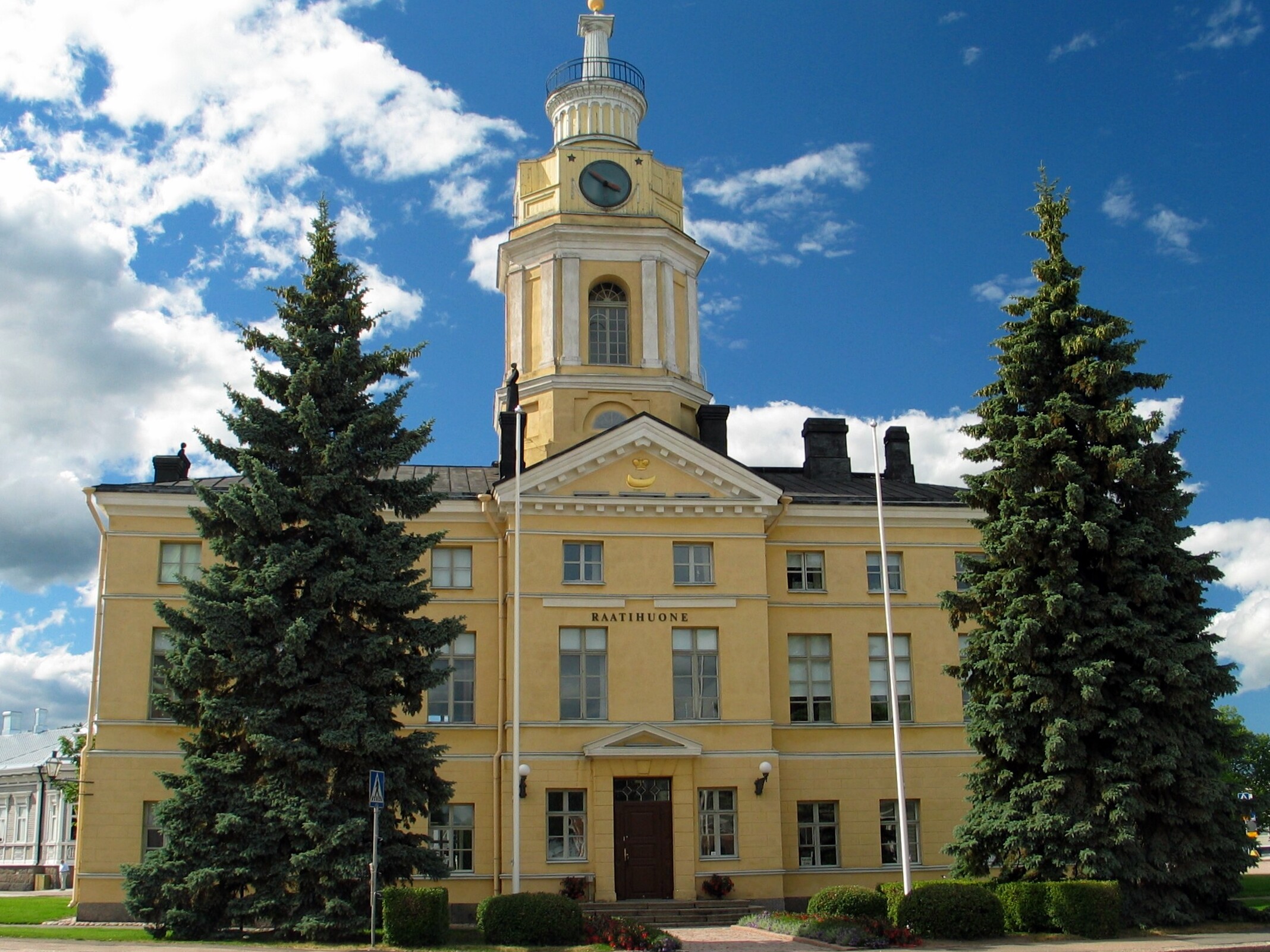El Ayuntamiento es literalmente el centro de la ciudad de Hamina — Hamina