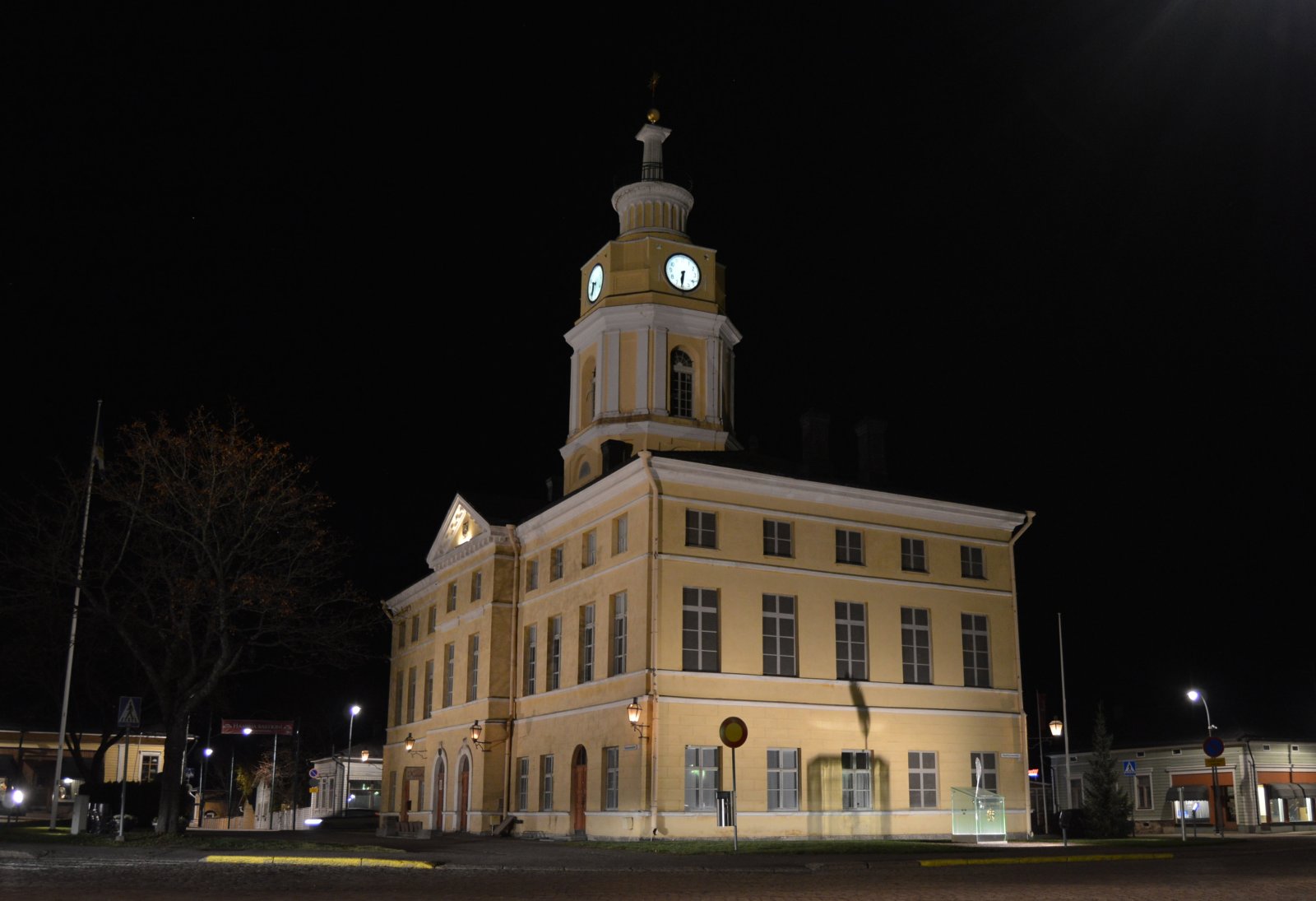 El Ayuntamiento es literalmente el centro de la ciudad de Hamina - Hamina | Secret World Trip Planner