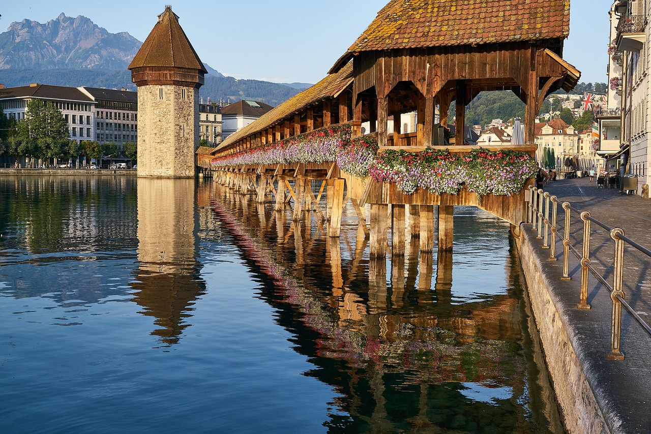 Lucerna i jej piękny drewniany most ( Kapellbrücke ) - Luzern | Secret World Trip Planner