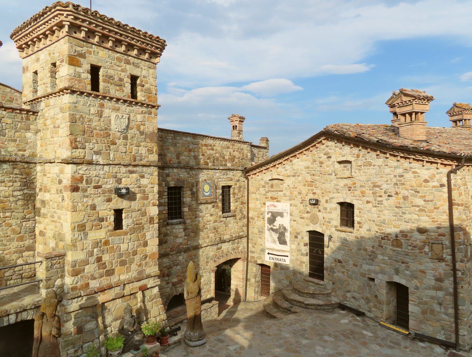 Votigno di Canossa ed il piccolo Tempio Buddista - Votigno di Canossa | Secret World Trip Planner
