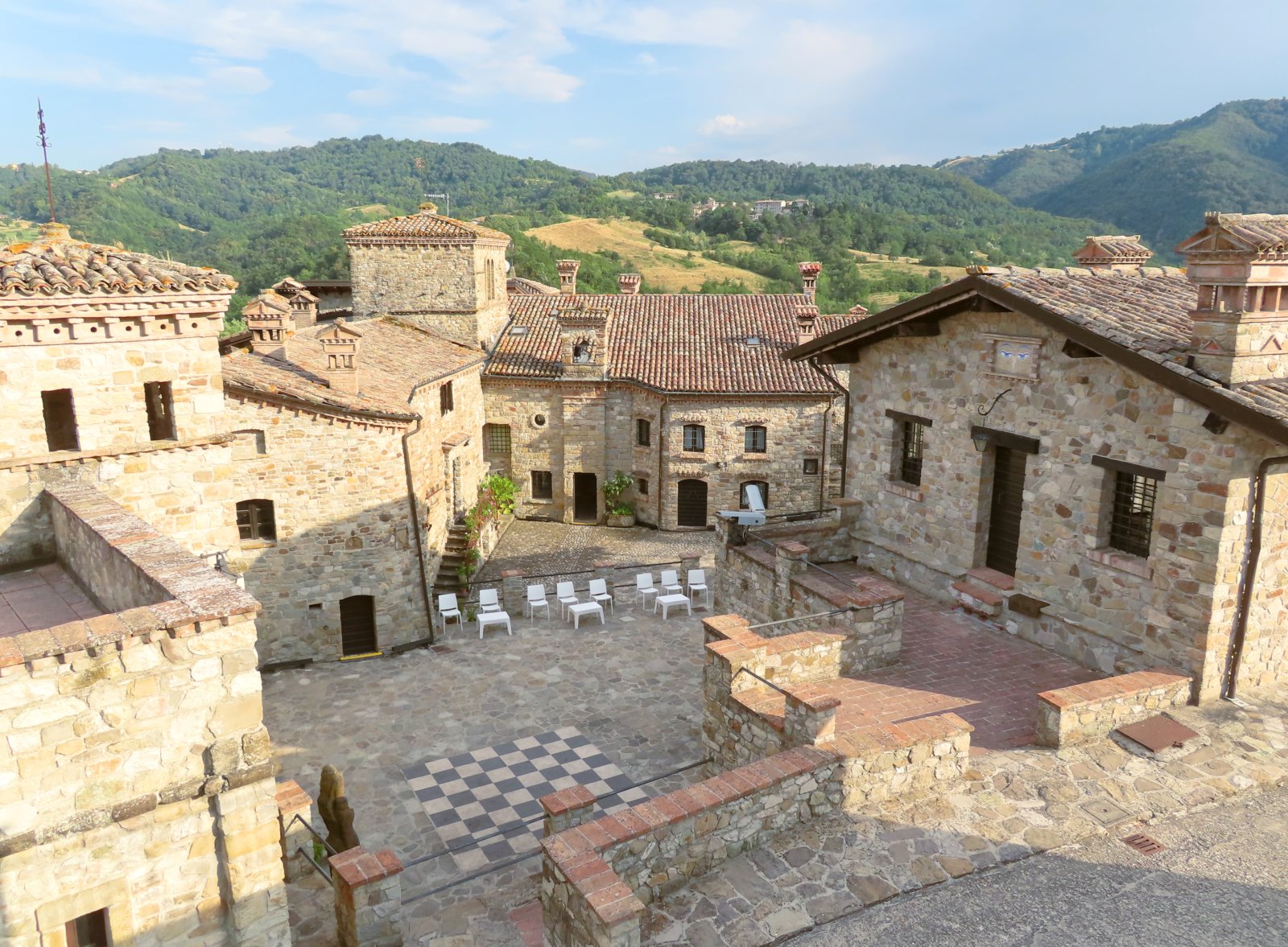 Votigno di Canossa ed il piccolo Tempio Buddista - Votigno di Canossa | Secret World Trip Planner